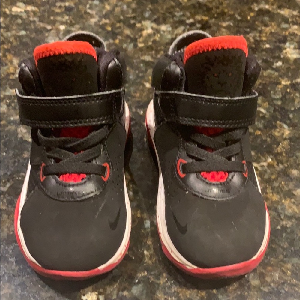 Boys Nike Lebron James sneakers size 6c